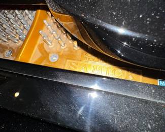 PRICE: $1,400
SAMICK BABY GRAND PLAYER PIANO
SG-150CP
57”W x 60”L x 40”H