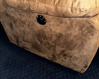 50% OFF ORIGINAL PRICE: $150
LIGHT BROWN POWER RECLINER
38”W x 38”D x 38”H