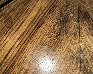 PRICE: $500 FIRM
FRONTGATE OVAL DINING TABLE (SOME SURFACE IMPERFECTIONS THAT CAN BE EASILY TOUCHED UP)
TABLE 55”L x 55”W x 30”H LEAF 20" x 55"