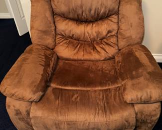 50% OFF ORIGINAL PRICE: $150
LIGHT BROWN POWER RECLINER
38”W x 38”D x 38”H