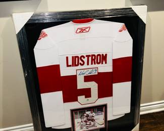 PRICE: $500
LIDSTROM SIGNED JERSEY FRAMED