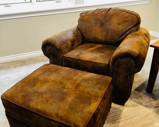 PRICE: $300
BROYHILL FURNITURE BROWN OVERSIZED BROWN CHAIR WITH OTTOMAN
CHAIR 46”W x 37”D x 36”H
OTTOMAN 21”W x 24.5”L x 17”H
