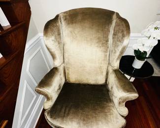 20% OFF ORIGINAL PRICE: $900
STICKLEY FURNITURE WILLIAMSBURG RESERVE COLLECTION QUEEN ANNE WINGBACK ARMCHAIR ( BEIGE VELVET)
36”W x 36”D x 47”H