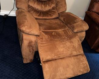 50% OFF ORIGINAL PRICE: $150
LIGHT BROWN POWER RECLINER
38”W x 38”D x 38”H