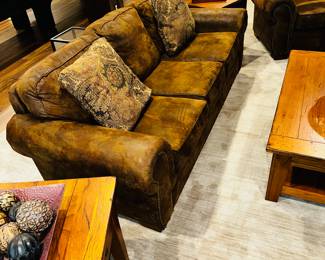 PRICE: $400
BROYHILL FURNITURE BROWN 3 CUSHION SOFA
89”L x 37”W x 36”H