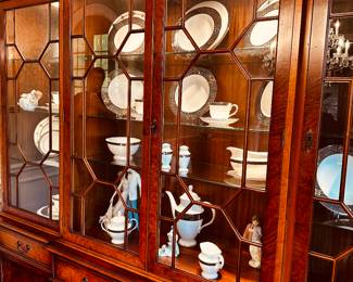50% OFF ORIGINAL PRICE: $800
GEORGIAN STYLE MAHOGANY CHINA CABINET (DOVE TAIL DRAWERS / TOUCH LIGHTING)
84”W x 18”D x 84”H