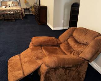 50% OFF ORIGINAL PRICE: $150
LIGHT BROWN POWER RECLINER
38”W x 38”D x 38”H