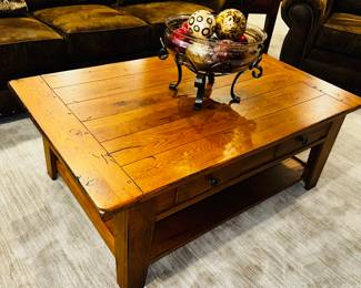 PRICE: $260
ATTIC HEIRLOOMS BY BROYHILL SOLID OAK COFFEE TABLE WITH 2 DRAWERS
50”L x 32”W x 19”H