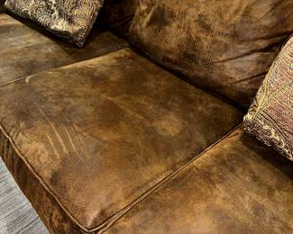 PRICE: $400
BROYHILL FURNITURE BROWN 3 CUSHION SOFA
89”L x 37”W x 36”H