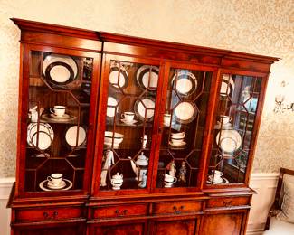 50% OFF ORIGINAL PRICE: $800
GEORGIAN STYLE MAHOGANY CHINA CABINET (DOVE TAIL DRAWERS / TOUCH LIGHTING)
84”W x 18”D x 84”H
