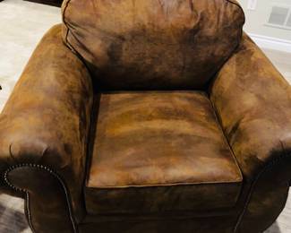 PRICE: $200
BROYHILL FURNITURE BROWN OVERSIZED BROWN CHAIR
46”W x 37”D x 36”H