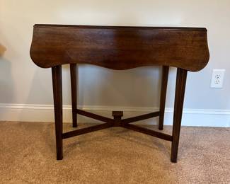 P57 - $95. Century Furniture, Henry Ford Museum small drop leaf side table. Measures 31.5 x 17 x 27" Leaves add 14" total. 