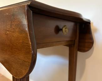 P57 - $95. Century Furniture, Henry Ford Museum small drop leaf side table. Measures 31.5 x 17 x 27" Leaves add 14" total. Century furniture, Henry Ford Museum drop leaf - $95 - Measures 31.5 x 17 x 27" Leaf adds 14"