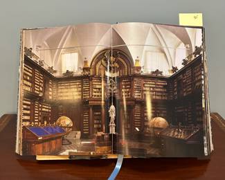 P99 - $50 - Large Coffee Table Book "The World's Most Beautiful Libraries"
