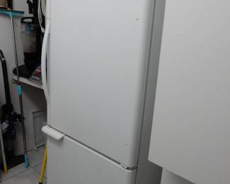 Amana 19 cu ft bottom freezer refrigerator