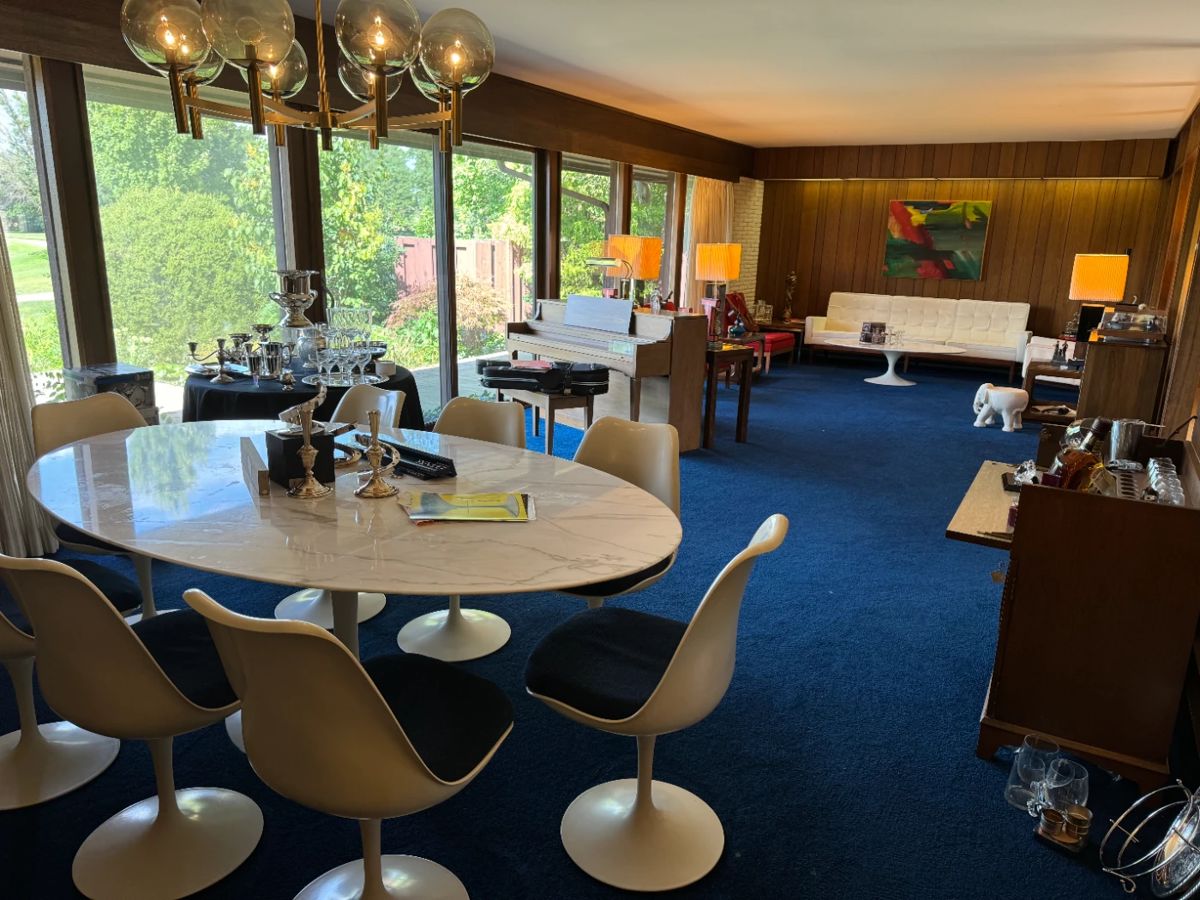 Stunning 1960s Knoll white marble dining table with tulip base and 8 matching chairs. All Knoll furniture comes with original Knoll catalogs!