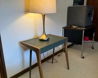 Drexel end table is 25.5x15x22"