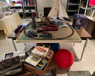 American Flyer HO scale train items, old! Metal tracks, sets and more. 
Vintage train table for HO SCALE trains, table is 48x48".
Lots of plastic but vintage Bachmann train sets too