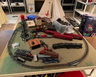 American Flyer HO scale train items, old! Metal tracks, sets and more. 
Vintage train table for HO SCALE trains, table is 48x48".
Lots of plastic but vintage Bachmann train sets too