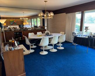 Stunning 1960s Knoll white marble dining table with tulip base and 8 matching chairs. 