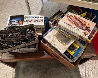 American Flyer HO scale train items, old! Metal tracks, sets and more. 
Vintage train table for HO SCALE trains, table is 48x48".
Lots of plastic but vintage Bachmann train sets too