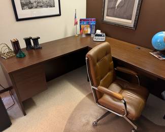 GORGEOUS AND LARGE, room-filling desk unit by HON. Beautiful! Desk length from right to left, 89x113.5x72"