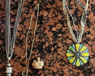 Costume jewelry (necklaces) 