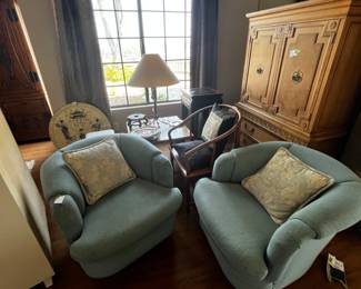 Set of 2 accent chairs, pillows included 