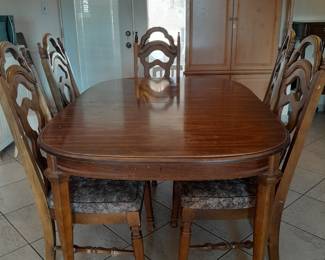 Table with 2 leaves and 5 chairs
