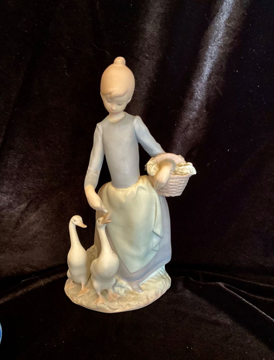 https://www.auctionninja.com/meadowlark-estate-services/sales/details/fabulous-fine-china-crystal-jewelry-and-collectibles--3.html