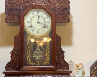 Great selection of wall and mantle clocks. 