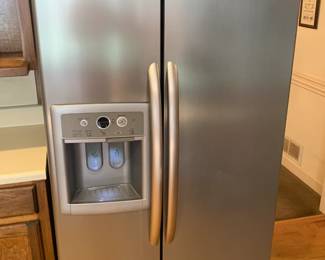 Side by Side Refrigerator/Freezer