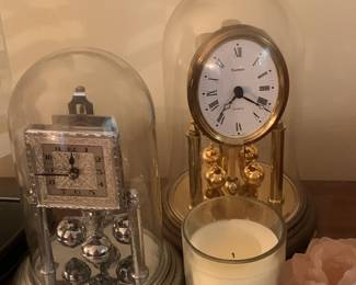 Great selection of wall and mantle clocks. 