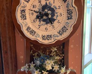 Great selection of wall and mantle clocks. 