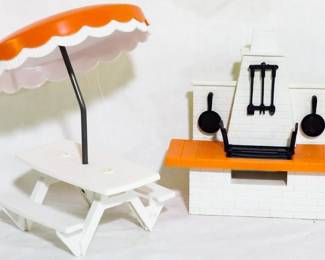 2264 - Remco Heidi Dollhouse Grill & Table
