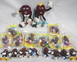 569 - Lot of 18 California Raisins Figures
