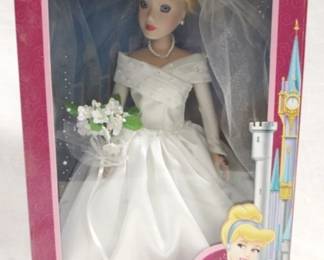 581 - Avon Exclusive Disney Cinderella Porcelain Doll New in Box
