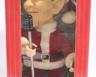 572 - Bing Crosby Singing Figure (New in Box) You are buying a used as-is electric/electronic item. We do not guarantee all components are present, and if it is not expressly stated, it is untested.
