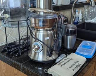 Breville Juicer, glass beverage dispenser