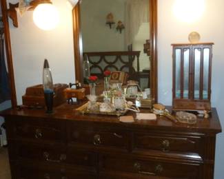 dresser & mirror w/misc