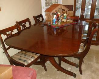 Vintage Mahogany Dining Table w/4 chairs & leaves