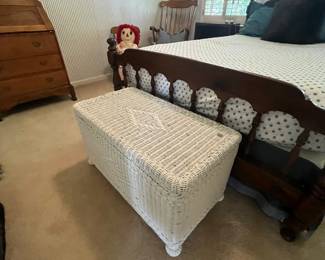 Wicker chest 
