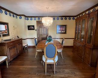 Drexel Heritage Dining Room Set - Excellent condition.  Chairs were reupholstered and are pristine.  There are 6 chairs.  Also has two leaves.  