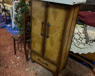 Small / medium armoire