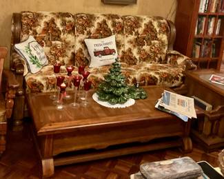 Sofa and matching tables. CERAMIC TREE PULLED BY THE ESTATE