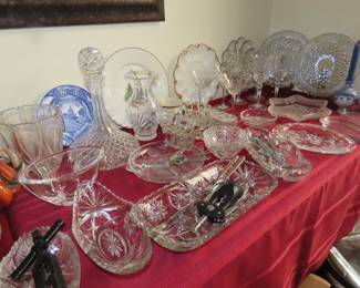 Tables of cutglass, lead crystal, waterford, Mikasa, Orrefors.