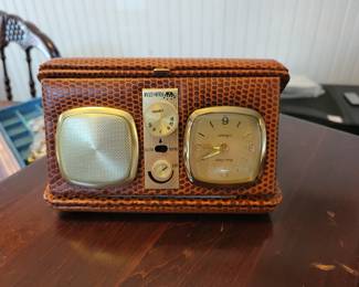 Vintage travel alarm/radio 