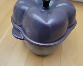 Le Creuset Dutch Oven Cast Iron Pepper Purple Pot .New Condition