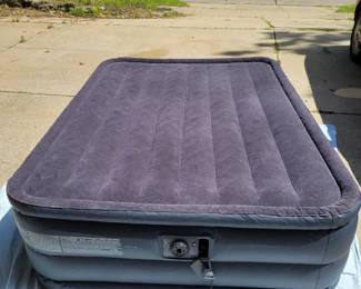 Full Size Air Bed Tested And Holds Air No Leaks. This Has The Built In Air Pump.