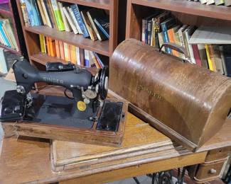 Vintage Singer Sewing Machine With Case And Key To Lock It (Works)